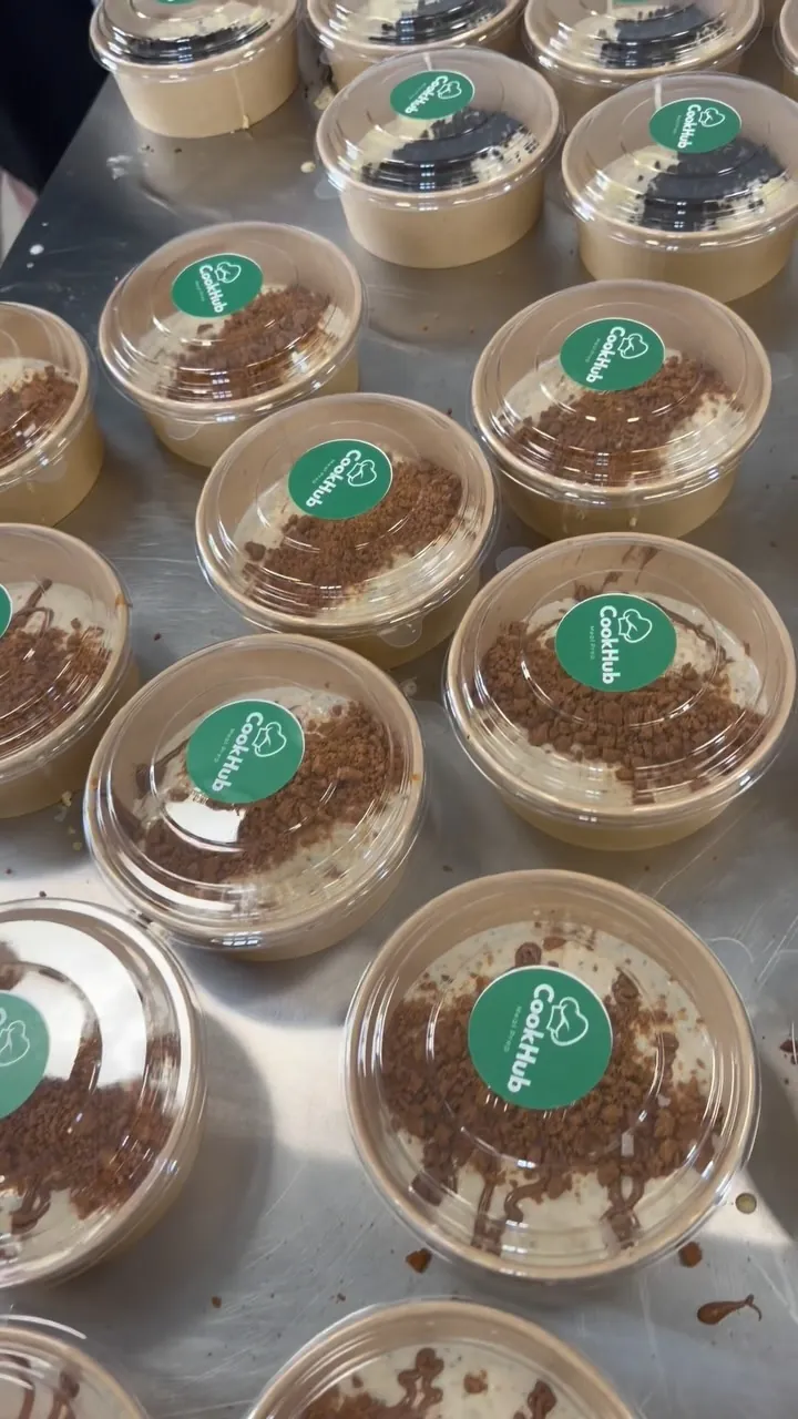Rows of sealed overnight oats with CookHub stickers